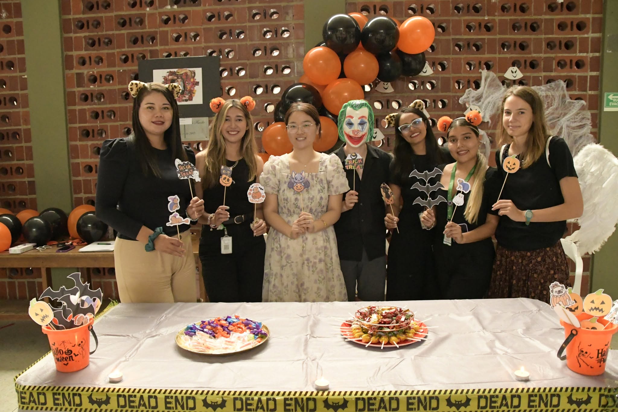 Grupo de estudiantes en Halloween