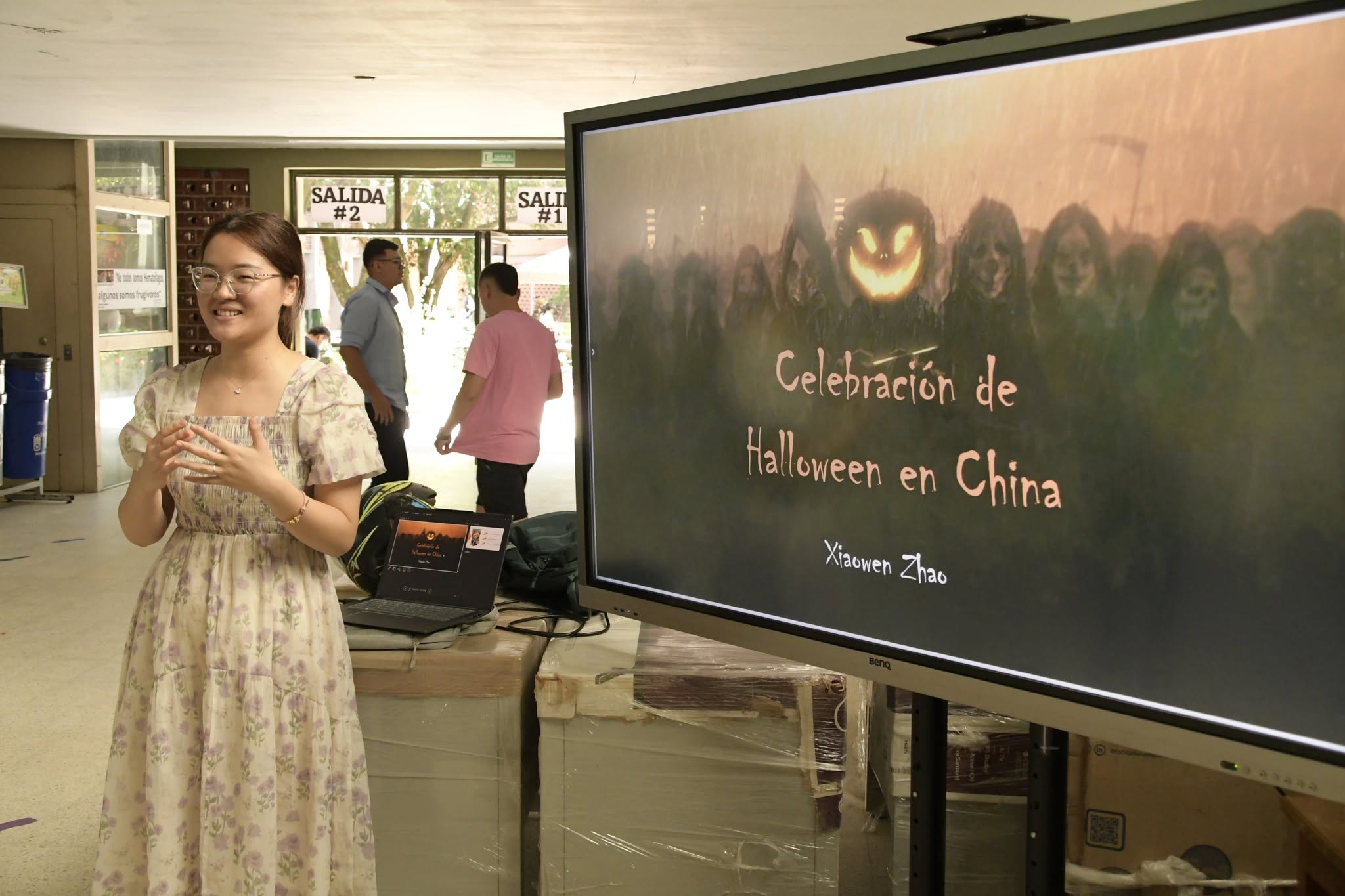 Chica con micrófono en exposición